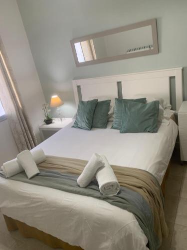 een slaapkamer met een groot bed met handdoeken erop bij Casa do Omega do Foz in Foz do Arelho