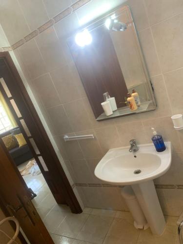 een badkamer met een wastafel en een spiegel bij Casa do Omega do Foz in Foz do Arelho