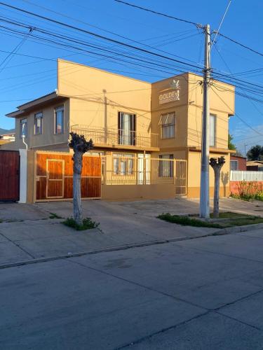 a building with a tree in front of it at Residencial Golden in Los Vilos