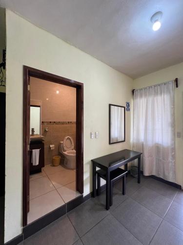 a bathroom with a desk and a toilet and a sink at Hotel y Restaurante Villas Del Sol Jalpan de Serra in Jalpan de Serra