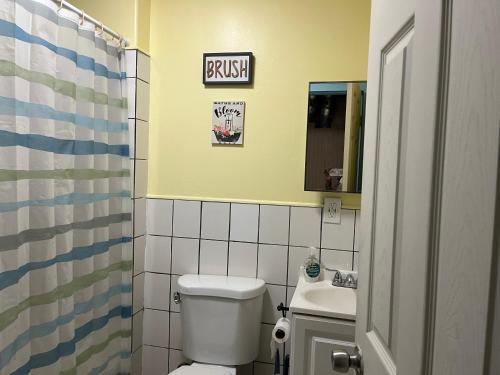 Ένα μπάνιο στο Lovely PR near Lourdes Hospital by Binghamton