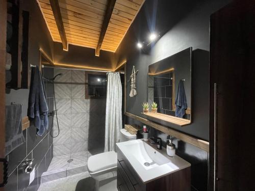 Ένα μπάνιο στο Cabin with Jacuzzi