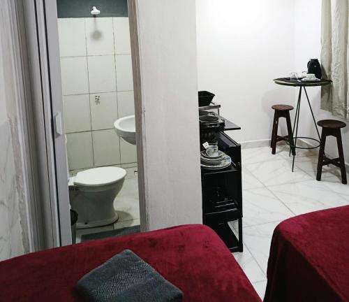 a room with a bathroom with a toilet and a sink at Suite COP30 Cozinha e Ar Condicionado Express Centro in Belém