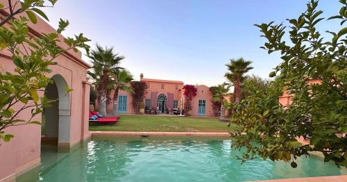 a house with a swimming pool in the yard at Villa Cannella in Najem