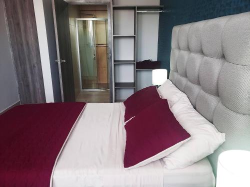 a bedroom with a large bed with a large headboard at 04 Magnífica habitación cerca CAS Consulado, Expo in Guadalajara