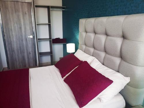 a bedroom with a large bed with a large headboard at 04 Magnífica habitación cerca CAS Consulado, Expo in Guadalajara