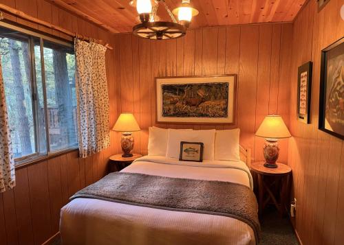 Ένα ή περισσότερα κρεβάτια σε δωμάτιο στο The Wilkie Cabin #339