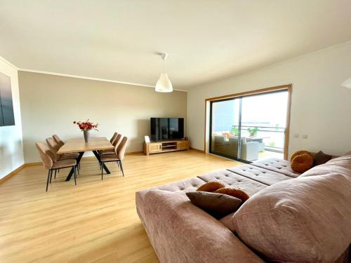 a living room with a couch and a table at Casa Custodio in Olhão