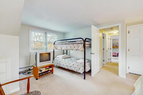 Postel nebo postele na pokoji v ubytování Bourne's Pond Hideaway