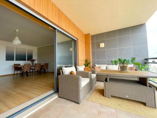 a living room with a table and chairs at Casa Custodio in Olhão