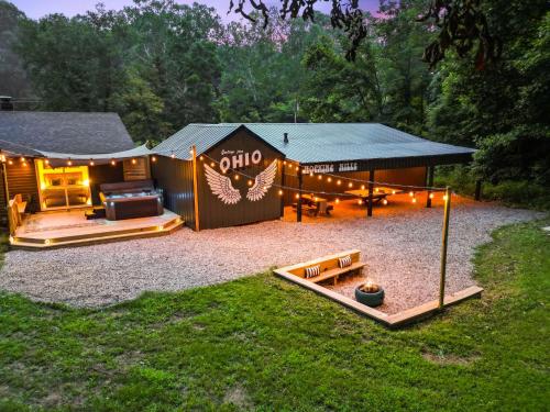 Zahrada ubytování Tranquil Hocking Hills Cabin For 4-Hot Tub Games