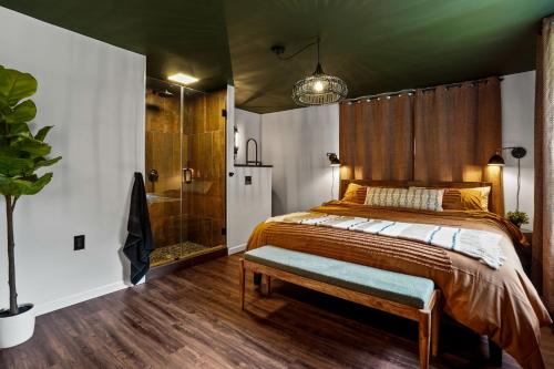 Postel nebo postele na pokoji v ubytování Tranquil Hocking Hills Cabin For 4-Hot Tub Games