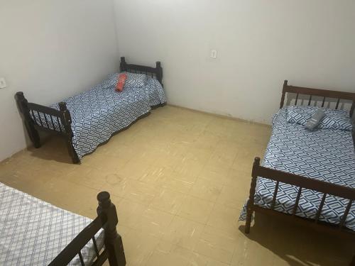 Una cama o camas en una habitación de Suíte 08 no centro da cidade