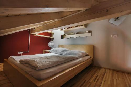 a bedroom with a bed with a wooden bed frame at Chic y cozy Schwaunter in Untermeitingen