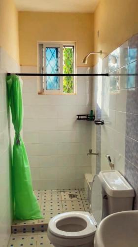 Koupelna v ubytování Coastal Bliss 2BR Beach Getaway in Kanamai, Mtwapa