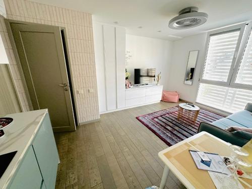 een woonkamer met een bank en een tafel bij AMBER APARTMENTS - PINK STUDIO in Morro del Jable