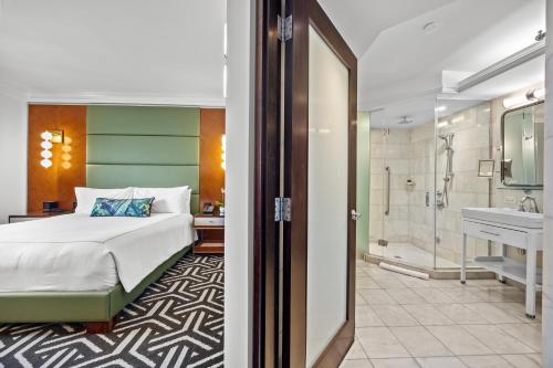 una habitación de hotel con una cama y un baño en Condado Vanderbilt Hotel, en San Juan