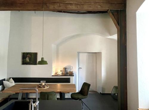 une salle à manger avec une table en bois et une chaise dans l'établissement Charmantes Chateau Lichter - Burghaus, à Ließem