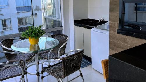 Kuchyň nebo kuchyňský kout v ubytování Duplex Pé na Areia - 3 Quartos - Vista para o Mar - Até 08 Pessoas