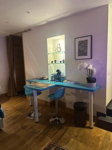 アヌシーにあるHighly recommended apartment steps from the lakeの鏡のある部屋にある青い机