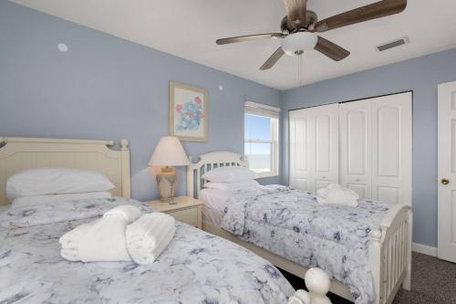ein Schlafzimmer mit zwei Betten und einem Deckenventilator in der Unterkunft The Beach Bum in Ponte Vedra Beach