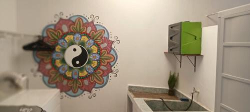 um banheiro com um adesivo na parede em Duni Hostal em Estación El Salto