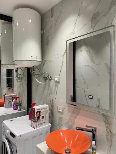 Η κουζίνα ή μικρή κουζίνα στο Lakeside Comfort Tirana