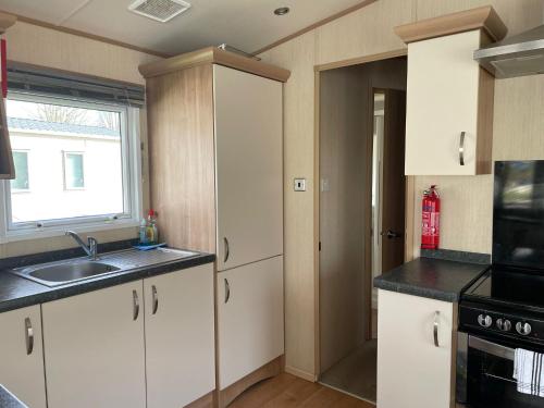 Køkken eller tekøkken på Lake Front 3 Bed Caravan in South Cerney