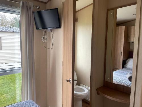 Et badeværelse på Lake Front 3 Bed Caravan in South Cerney