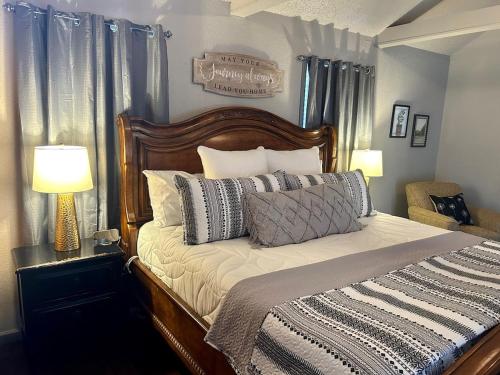 Postel nebo postele na pokoji v ubytování Aledo Slice of Paradise, Secluded Country Lodge