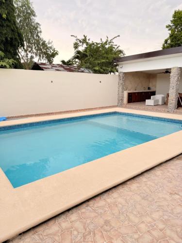 CocléにあるSerenity House Antónの白い柵の前のスイミングプール