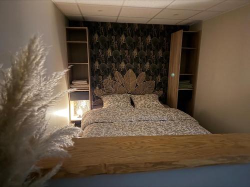 un dormitorio con una cama en una habitación en chez isabelle et thierry, en Harnes
