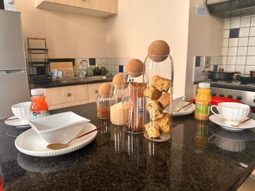 Η κουζίνα ή μικρή κουζίνα στο Swanky Spectacular Hotel