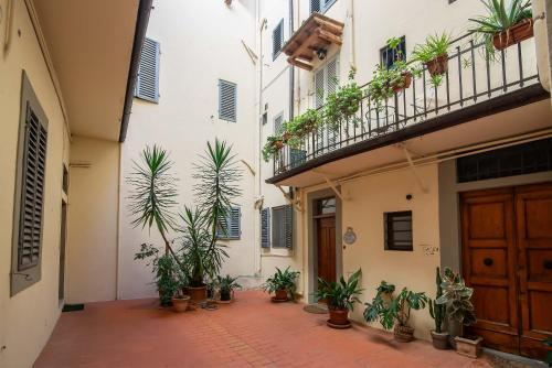 Charming Balcony Studio Florence Near City Center