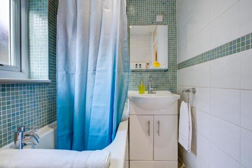 Vannituba majutusasutuses Spacious 4-Bed House in Welling - Free parking