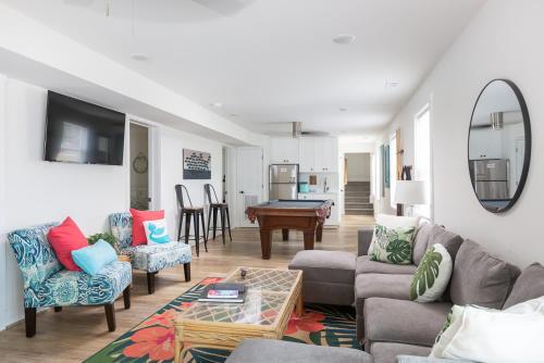 Posezení v ubytování This Home Has It All Location Amenities & More