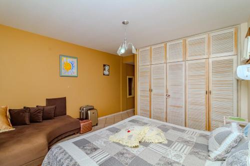 バーハ・ヴェーリャにあるBeira mar pé na areia Barra Velha com Piscinaのベッドとソファのあるリビングルーム