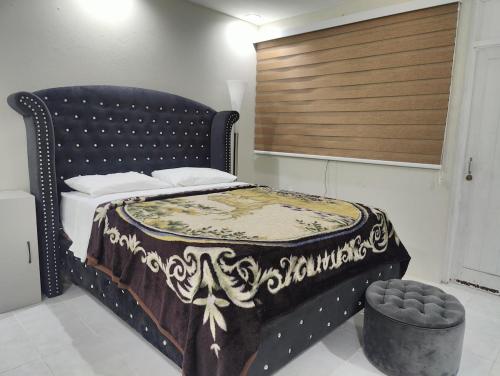 Ένα ή περισσότερα κρεβάτια σε δωμάτιο στο Luxury Escape with Modern Comforts