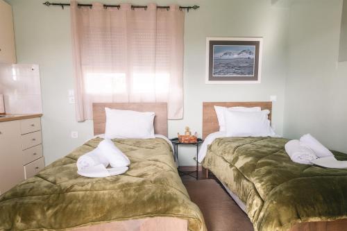 twee bedden naast elkaar in een slaapkamer bij apartment with view in Tripolis