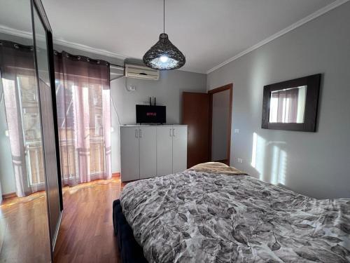 Ένα ή περισσότερα κρεβάτια σε δωμάτιο στο Kalpazo Bloom Tirana