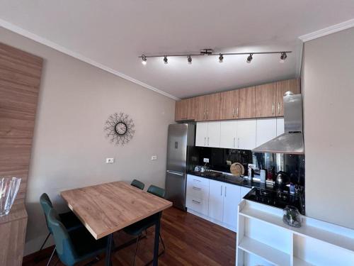 Η κουζίνα ή μικρή κουζίνα στο Kalpazo Bloom Tirana