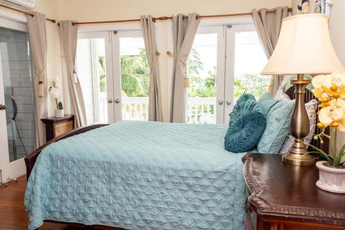 Postel nebo postele na pokoji v ubytování Oceanview Villa • Heated Pool + Hot Tub