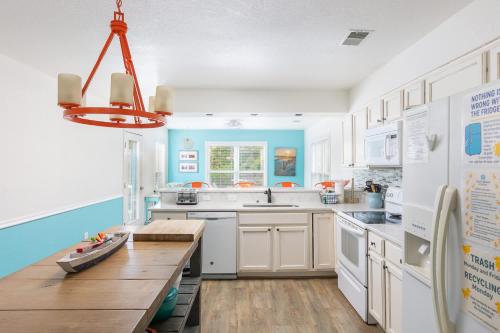 Η κουζίνα ή μικρή κουζίνα στο Pool & Spa Game Rm Walking Distance to Beach & Shops