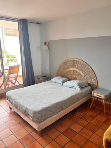 Ένα ή περισσότερα κρεβάτια σε δωμάτιο στο Studio bellevue résidence de la baie - 5 minutes à pied de la plage