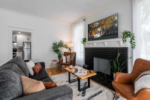 Χώρος καθιστικού στο The Key Reno'd Historic Mansion 1 Mile to UF