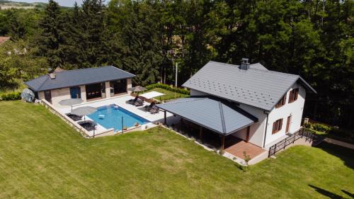 Πισίνα στο ή κοντά στο Villa Bagrem - Villa with private pool in nature