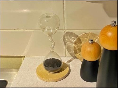 Una copa de vino colocada encima de un mostrador en The Poet Den with 120 inch screen, en Yas Island