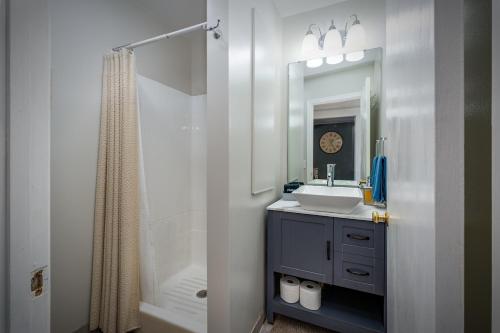 Koupelna v ubytování Lake Charlevoix Living Walk to Downtown Boyne City Just minutes to Boyne Mountain Resort