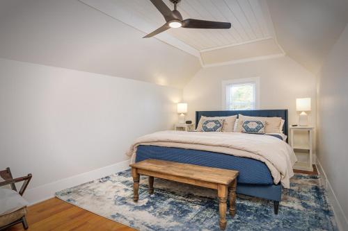 Postel nebo postele na pokoji v ubytování Lake Charlevoix Living Walk to Downtown Boyne City Just minutes to Boyne Mountain Resort