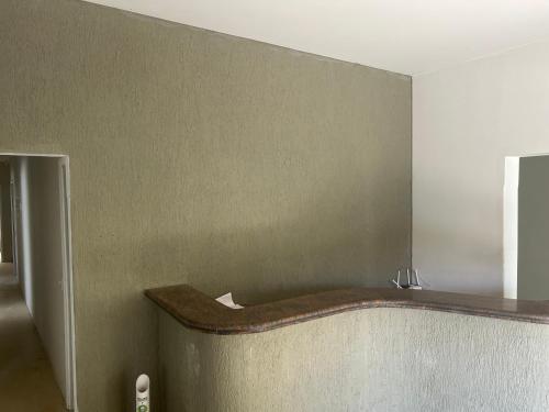 a corner of a room with a counter and a wall at Suíte 16 no centro da cidade in Uberaba